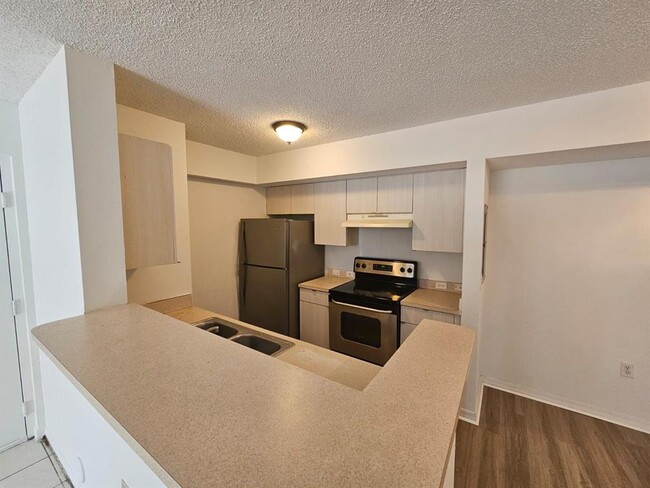 711 SW 113th Way, Unit 103 in Pembroke Pines, FL - Building Photo - Building Photo