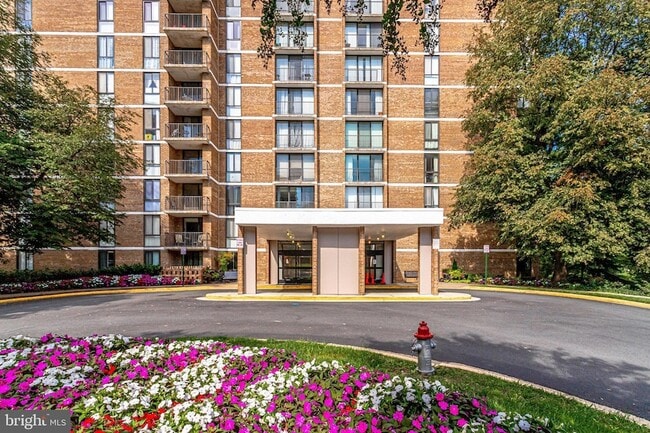 2300 Pimmit Dr, Unit 308W in Falls Church, VA - Foto de edificio - Building Photo