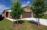 251 Lena Ln in Uhland, TX - Foto de edificio - Building Photo