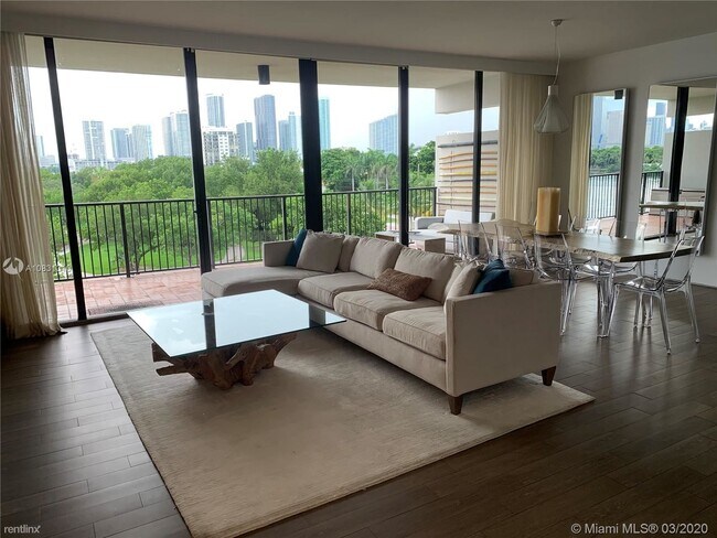 1000 Venetian Way in Miami Beach, FL - Building Photo - Building Photo