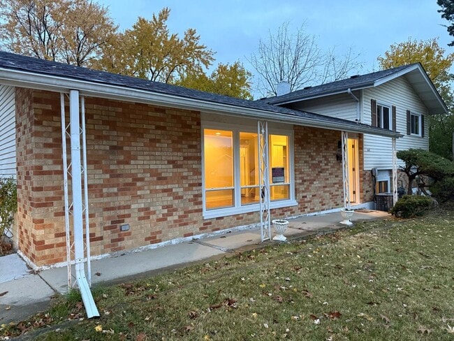 1440 Gentry Rd in Hoffman Estates, IL - Foto de edificio - Building Photo