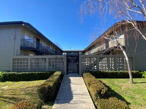 Renovated Apartments at 625 N. Commerce in Stockton, CA - Foto de edificio - Building Photo