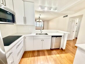 901 NE 14th Ave, Unit 104 in Hallandale Beach, FL - Building Photo - Building Photo