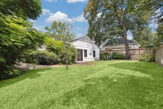 4025 Essex Ln in Houston, TX - Building Photo - Building Photo