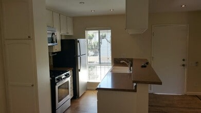 2841 S Fairview St, Unit F in Santa Ana, CA - Foto de edificio - Building Photo