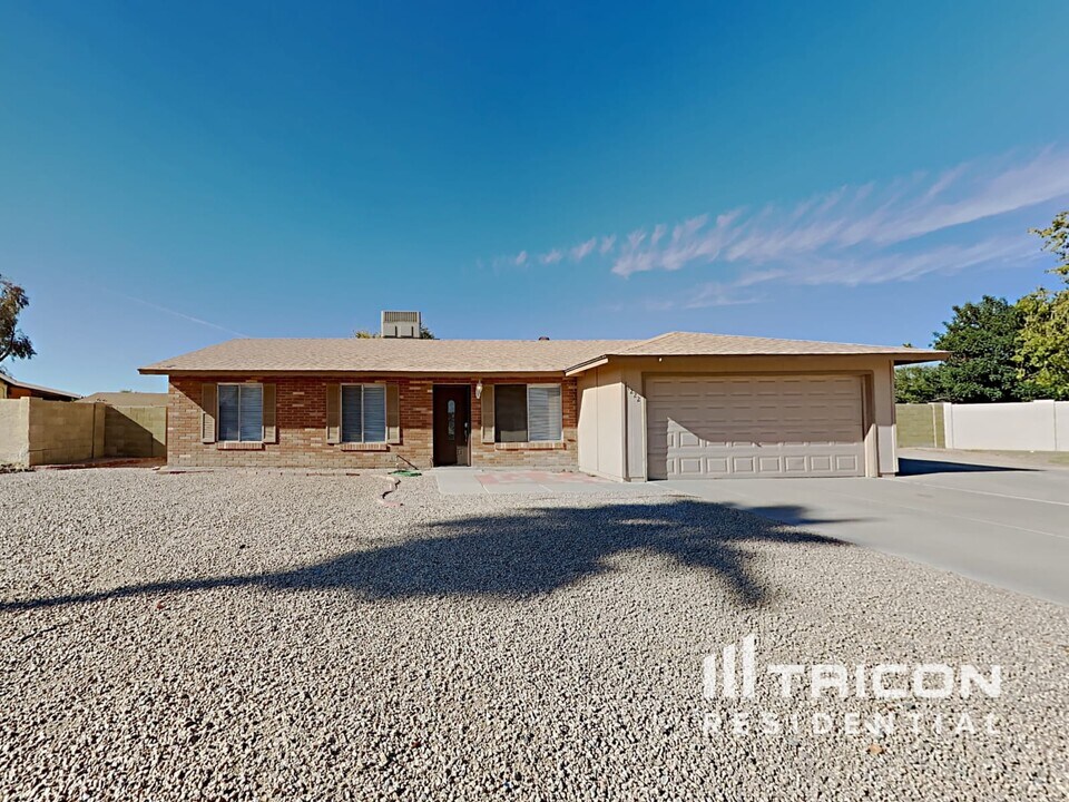11222 N 80th Dr in Peoria, AZ - Building Photo