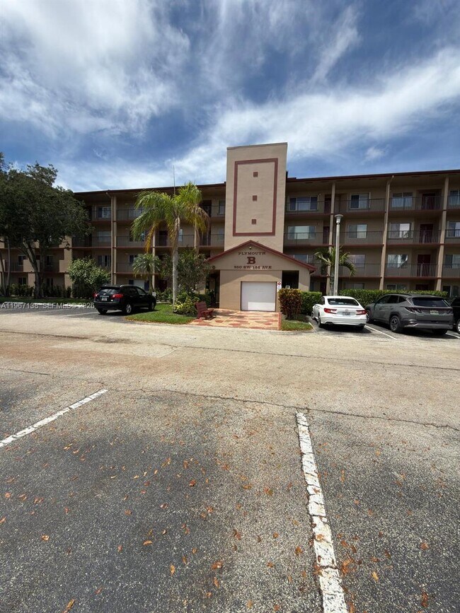 950 SW 138th Ave in Pembroke Pines, FL - Foto de edificio - Building Photo