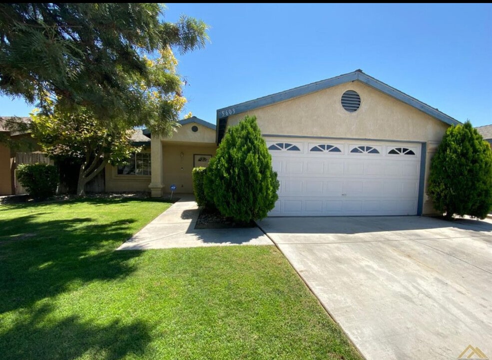 5603 Trailhead St in Bakersfield, CA - Foto de edificio