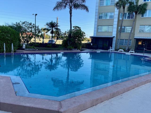 8950 Park Blvd N in Seminole, FL - Building Photo