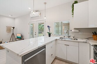 5634 Ventura Canyon Ave in Los Angeles, CA - Building Photo - Building Photo