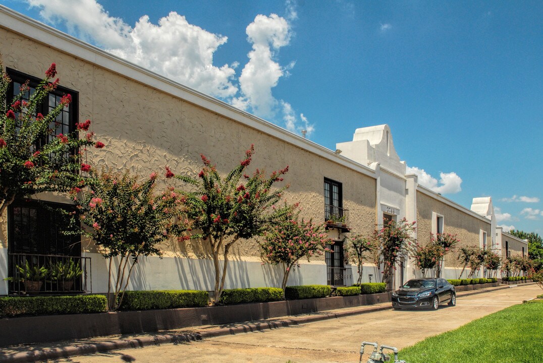 Trafalgar Place Townhome Condominiums in Houston, TX - Building Photo