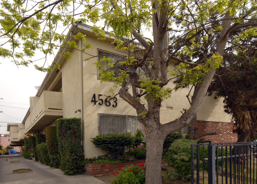 4563 Rosewood Ave in Los Angeles, CA - Building Photo