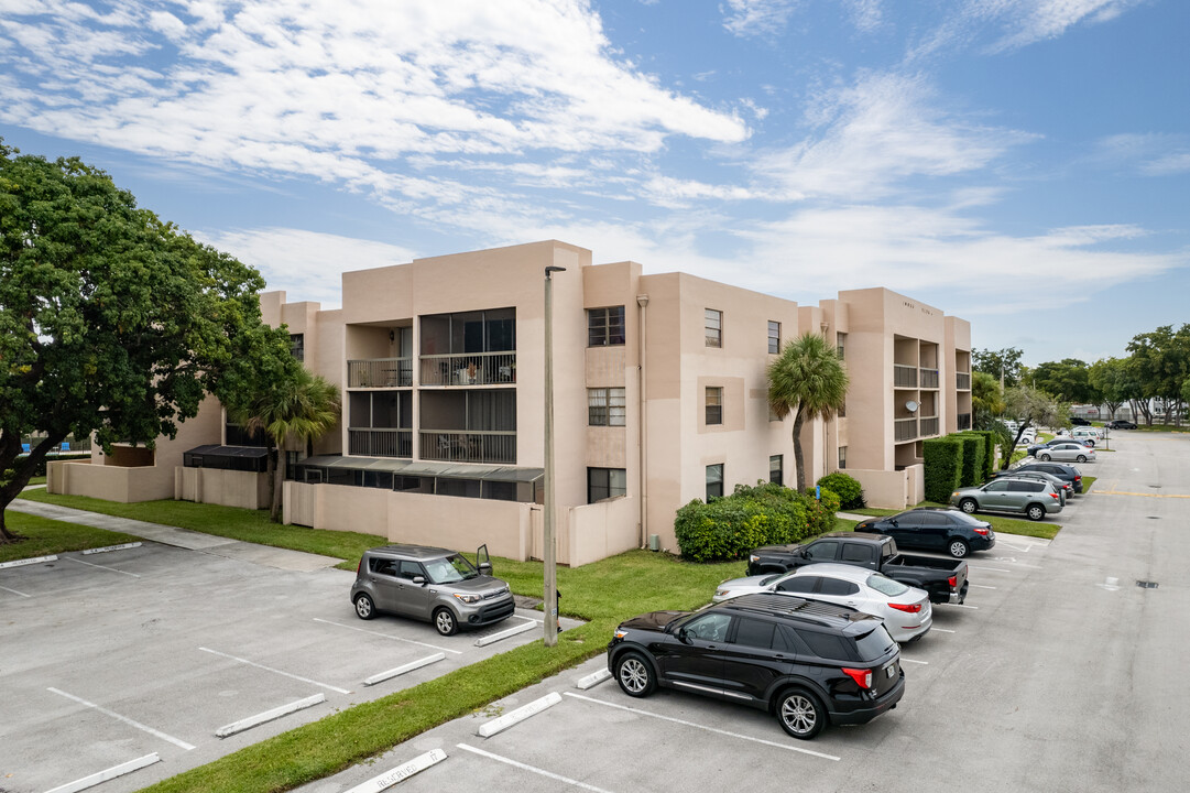 Gardens of Kendall in Miami, FL - Building Photo