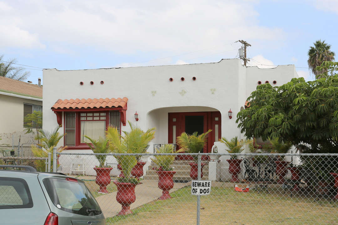 159-193 W Hall Ave in San Ysidro, CA - Building Photo