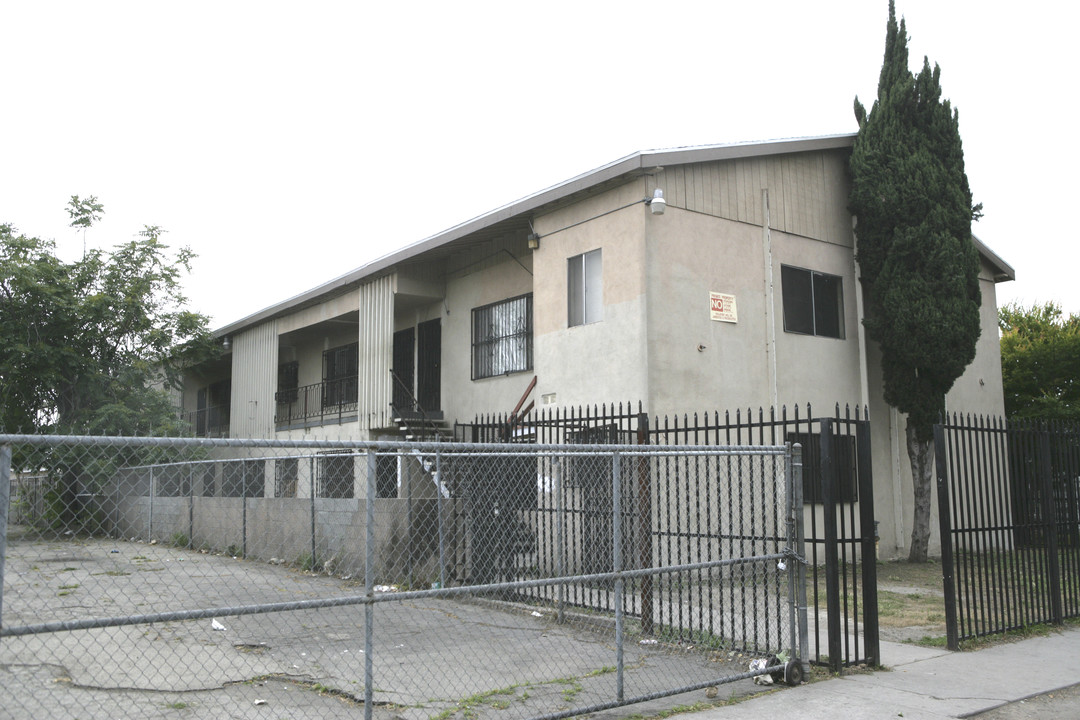 520 W 80th St in Los Angeles, CA - Building Photo