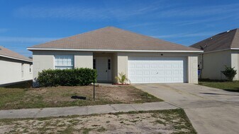 133 Stewart Lake Loop in Groveland, FL - Building Photo
