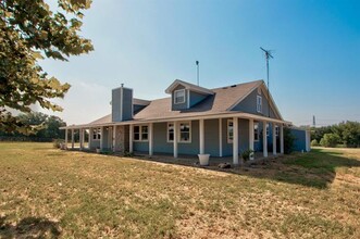 10926 FM 902 in Collinsville, TX - Foto de edificio - Building Photo