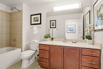 555 W Kinzie St, Unit 2308 in Chicago, IL - Building Photo - Building Photo