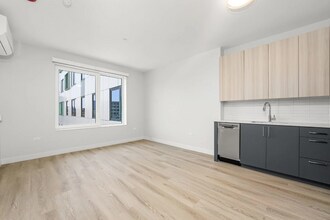 672 N May St in Chicago, IL - Building Photo - Building Photo