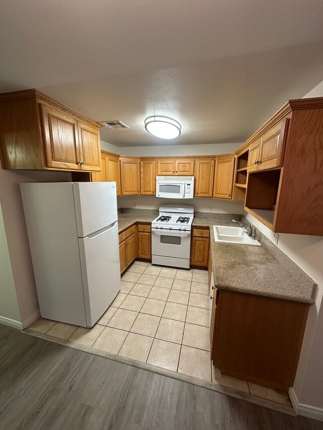 10934 Hesby St in North Hollywood, CA - Building Photo - Building Photo