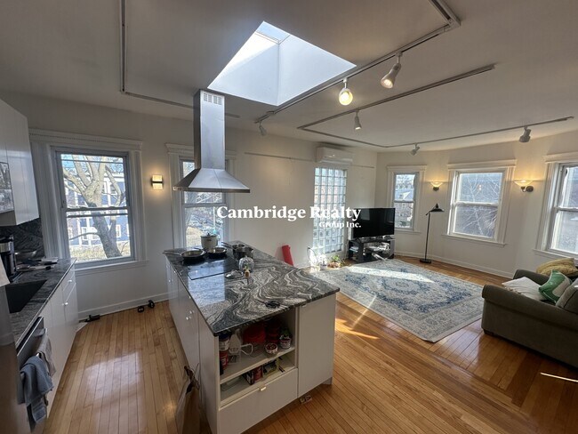 221 Harvard St, Unit 6B in Cambridge, MA - Foto de edificio - Building Photo