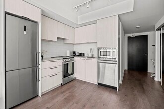 535 Yonge St in Toronto, ON - Building Photo - Building Photo