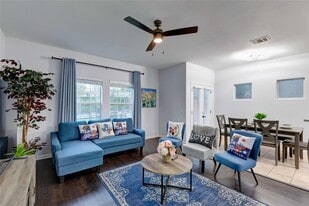 7510 Lazy Creek Dr in Austin, TX - Building Photo