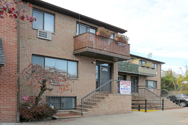 7316 Yellowstone Blvd in Forest Hills, NY - Foto de edificio - Building Photo