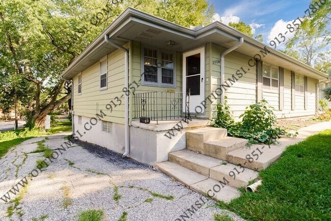8307 Santa Fe Ln in Overland Park, KS - Building Photo - Building Photo