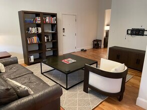 1009 NW Hoyt St, Unit 106 in Portland, OR - Building Photo - Building Photo