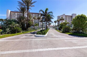 9490 S Ocean Dr in Jensen Beach, FL - Building Photo - Building Photo