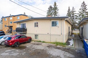 4209 Bow Trl SW in Calgary, AB - Building Photo