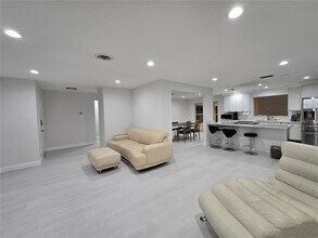 1028 Chinaberry Rd in Clearwater, FL - Building Photo - Building Photo