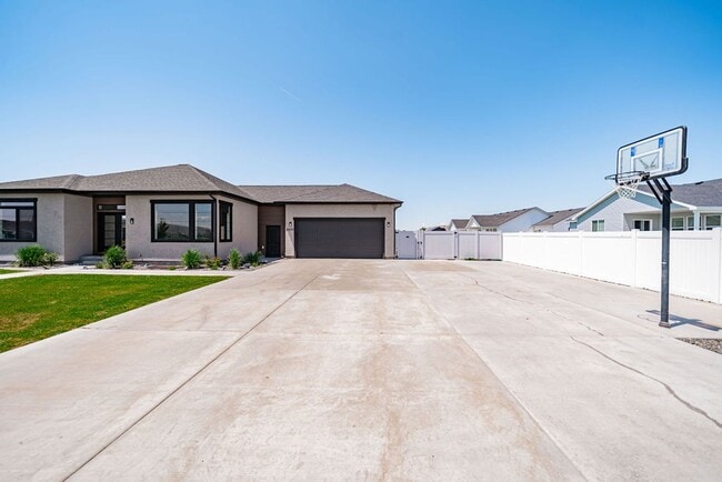 2033 Mesa Cyn Dr in Idaho Falls, ID - Building Photo - Building Photo