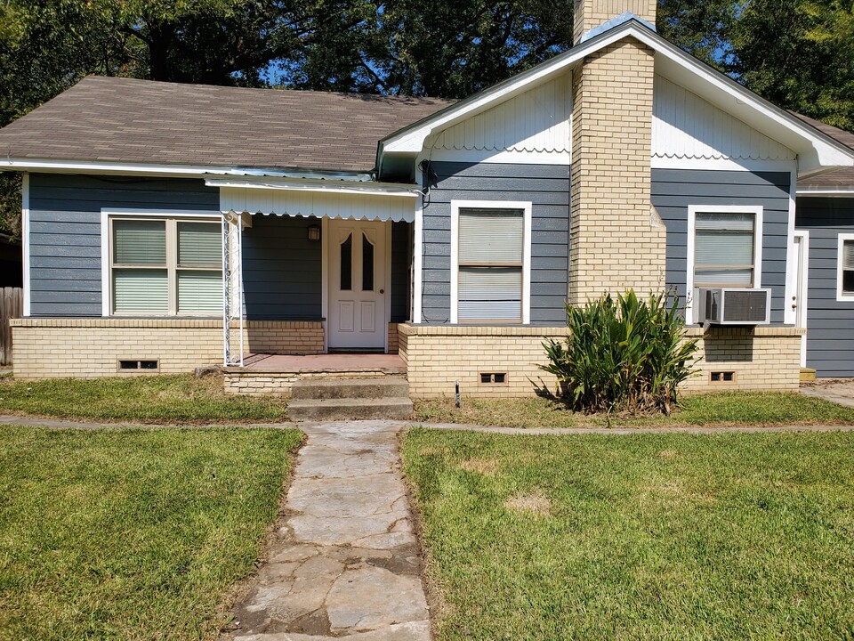 207 E Cedar St in Winnsboro, TX - Building Photo