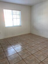 5810 W 18th Ln, Unit 106 in Hialeah, FL - Foto de edificio - Building Photo