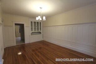 283 St Paul St, Unit 33 in Brookline, MA - Building Photo