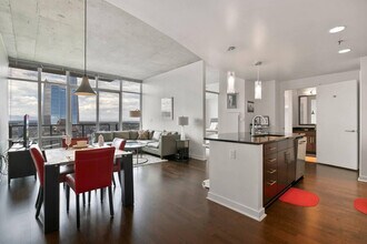 1325 Stout St in Denver, CO - Foto de edificio - Building Photo