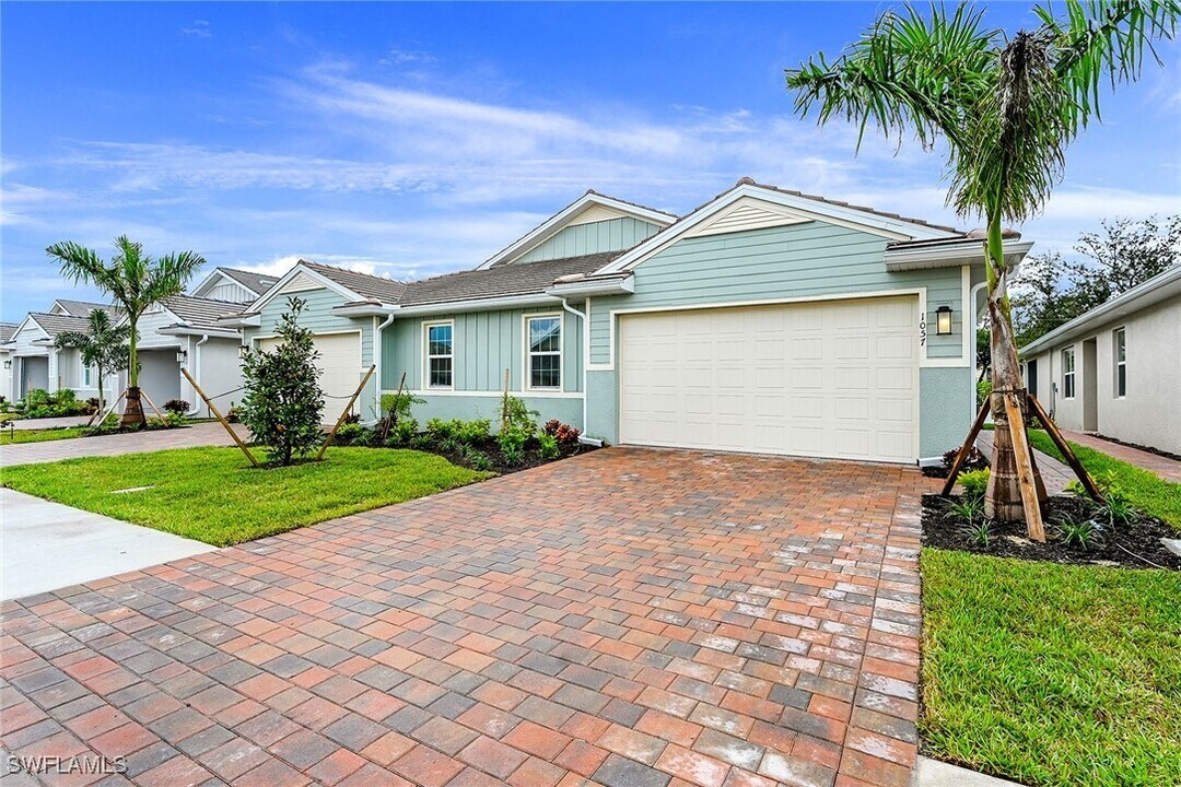 1057 Tranquil Brk Dr in Naples, FL - Building Photo