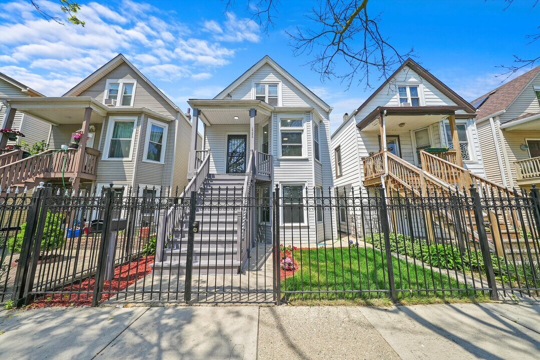 3324 W Warner Ave, Unit 1 in Chicago, IL - Building Photo