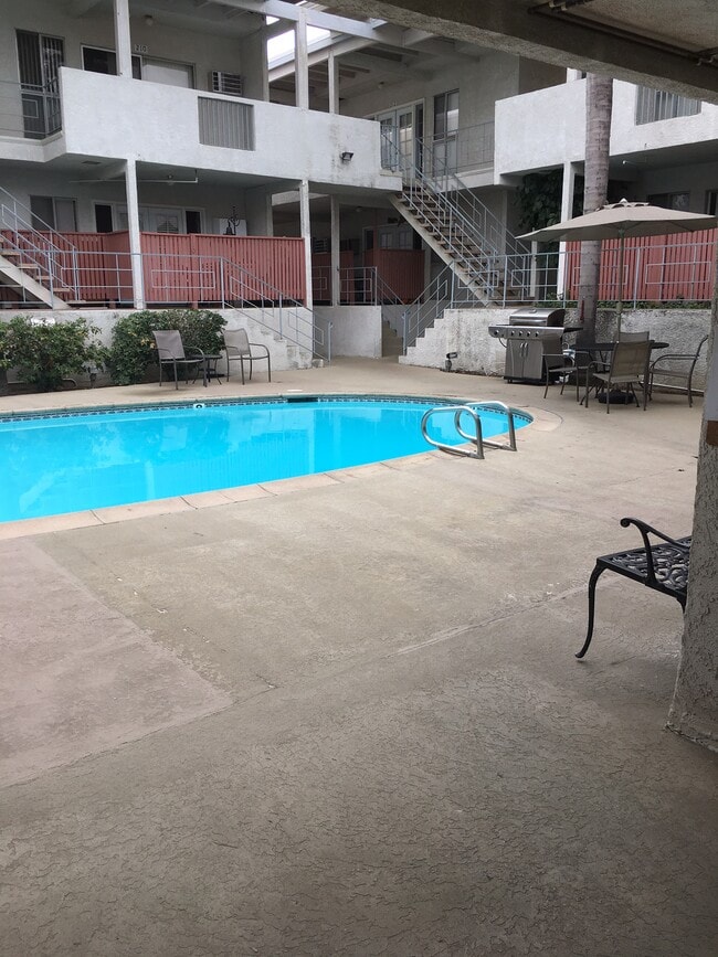 5422 Quakertown Ave, Unit 106 in Los Angeles, CA - Building Photo - Building Photo