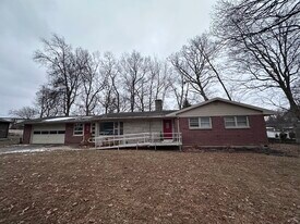 206 Oak Hill Dr in Danville, IL - Building Photo