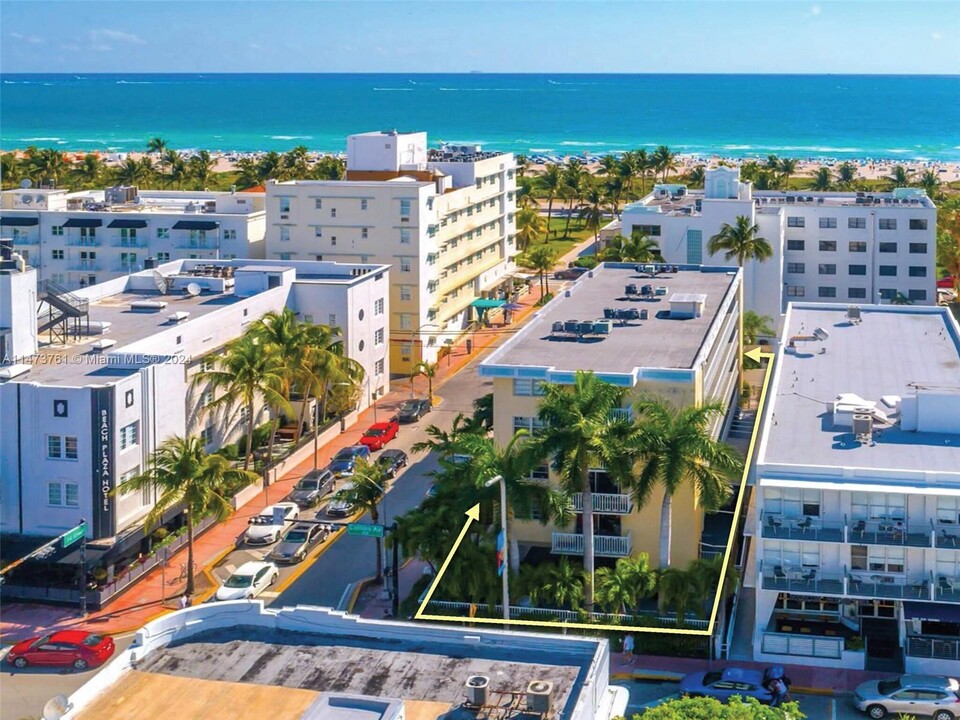 1357 Collins Ave, Unit A4 in Miami Beach, FL - Foto de edificio