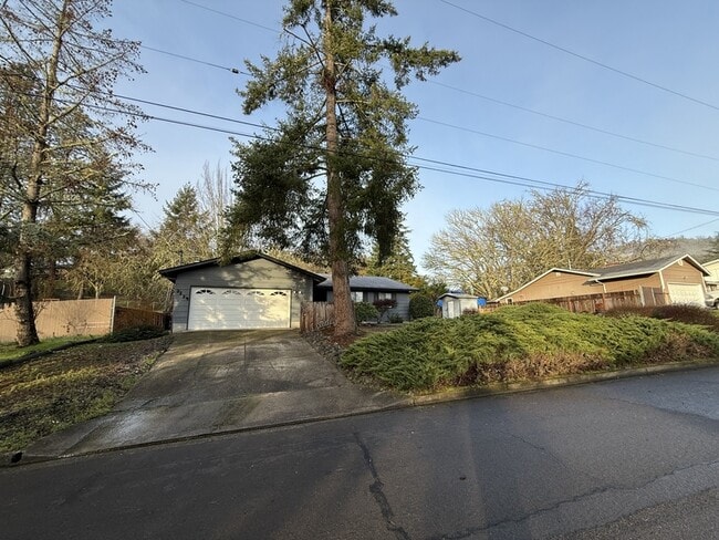 2134 NW Watters St in Roseburg, OR - Building Photo - Building Photo