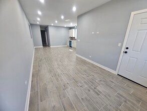 5847 W Corcoran Pl in Chicago, IL - Building Photo - Building Photo
