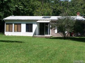 542 W Broadway in Port Jefferson, NY - Building Photo