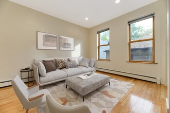 2047 W Shakespeare Ave in Chicago, IL - Building Photo - Building Photo