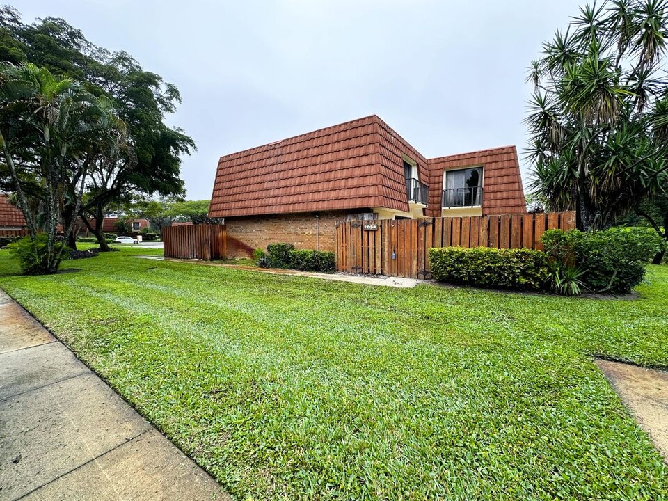 3103 Spanish Wells Dr in Delray Beach, FL - Foto de edificio