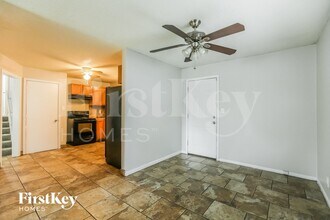 8313 E 85th Terrace in Raytown, MO - Foto de edificio - Building Photo