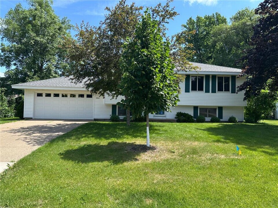 244 Stardust Blvd in Circle Pines, MN - Building Photo